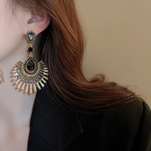 Vue latérale de boucles d'oreilles vintage en forme d'éventail avec des cristaux