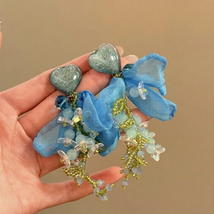 Boucles d'oreilles cœur bleu avec nœuds en résille et pompons de fleurs pour bohème