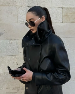 Détail de la veste en similicuir avec col montant et boutons-pression métalliques