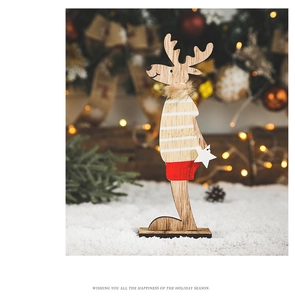 Détail d'un renne de Noël artisanal en bois avec rayures rouges et écharpe festive