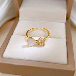 Verstellbarer goldener Schmetterlingsring mit weißem Herz und funkelnden Zirkonia