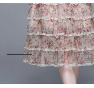 Détail de la jupe à volants en maille florale avec broderies perlées et dentelle