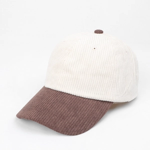 Dettaglio della trama in velluto a coste di un cappello bicolore beige e marrone scuro