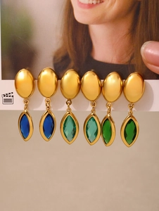 Détails des boucles d'oreilles en acier doré avec des pierres en verre tchèque colorées