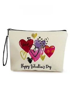 Détail de la trousse de maquillage en toile avec cœurs colorés et texte Love pour la Saint-Valentin