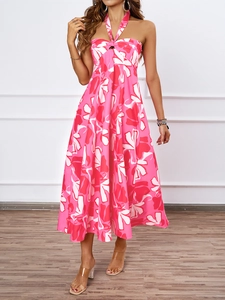 Détail du décolleté licou et de l'imprimé floral sur cette robe d'été longue