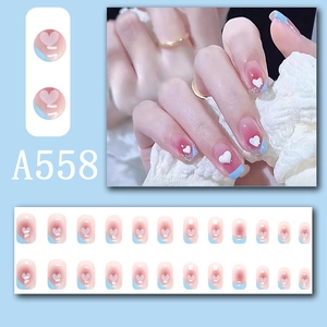 Detail von rosa Farbverlauf-Nägeln mit hellblauen French-Tips und weißen 3D-Herz-Anhängern