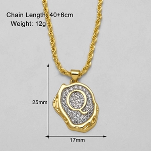 Detail der goldenen Buchstabe Q Kette mit Zirkonia und 40+6cm langer Kordelkette