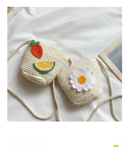 Detail von Kinder-Stroh-Umhängetaschen mit Karotten- und Gänseblümchen-Motiv
