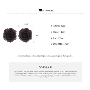 Détails de boucles d'oreilles roses en résine 1cm montrant les tiges en argent