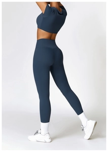 Détail de la tenue de yoga bleu marine avec legging taille haute et haut court de sport