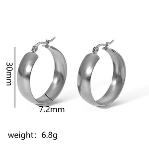 Detailansicht der 30mm Edelstahl-Creolen mit 7,2mm Breite und Maßen für die Ohrringe
