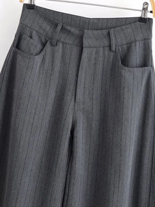 Détails du pantalon large gris foncé à fines rayures avec poches et passants de ceinture