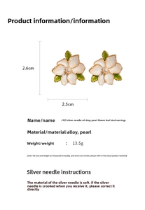 Detailed view of pearl flower earrings with 2.6cm dimensions and 925 silver needles