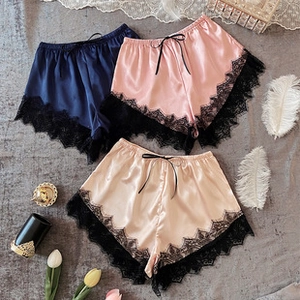 Détails des shorts en satin et dentelle en bleu marine, rose et couleur champagne