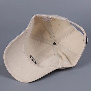Detalle del interior de la gorra de béisbol con etiqueta de 100% algodón
