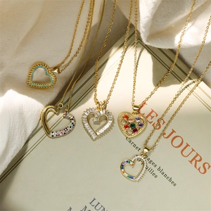 Détails de cinq colliers cœur plaqués or avec des pierres de zircone colorées et brillantes