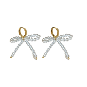 Boucles d'oreilles nœud en perles avec fermoir doré et accents de strass discrets