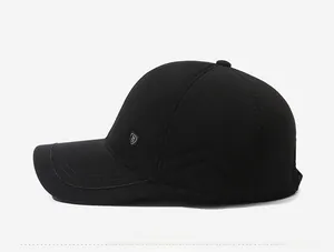 Dettaglio cappello da baseball invernale con paraorecchie e logo metallico laterale