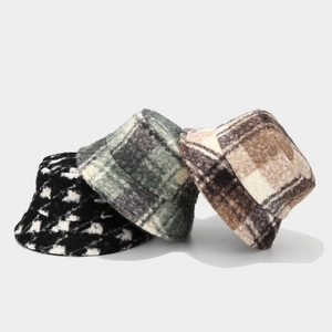 Tre cappelli a secchiello in pile teddy a quadri vintage per il calore invernale