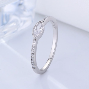 Exquisiter Ring aus S925 Sterlingsilber mit Marquise-Zirkonia und seitlichen Diamanten