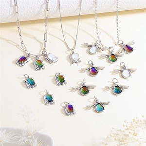 Collana creativa a libellula con cristalli colorati e pietra dell'umore argentata