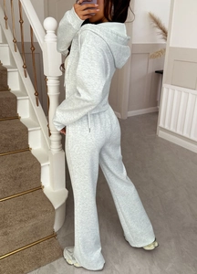 Vue détaillée d'un ensemble sweat à capuche zippé gris chiné et pantalon de jogging large