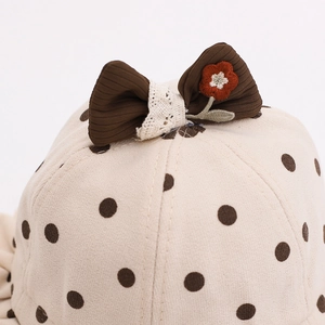 Chapeau bébé fille beige à pois avec un nœud rayé et broderie de fleurs fines