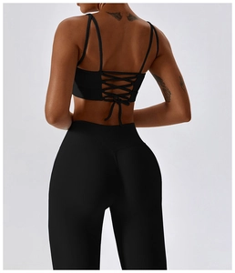Détail du haut de yoga à dos croisé et leggings taille haute en tissu noir côtelé
