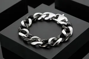 Détail du bracelet chaîne épaisse en acier inoxydable argenté et noir avec grand fermoir