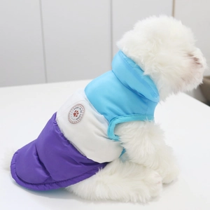 Dettaglio del cappotto invernale per cani color-block con toppa e trama imbottita