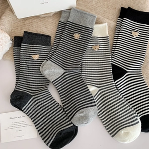 Damen-Baumwollsocken mit Streifen und süßem Bären-Stickerei im 4er-Set in neutralen Farben