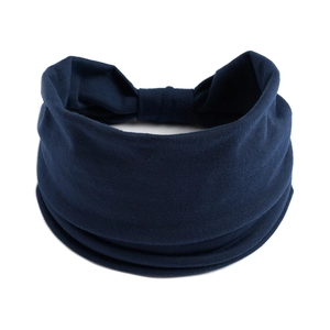 Dettaglio della fascia elastica per yoga blu scuro con trama in maglia elasticizzata