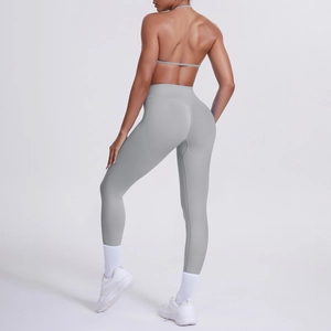 Vista posteriore del reggiseno sportivo grigio aperto e leggings yoga a vita alta su modella