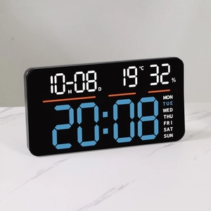 Detalle de reloj de pared LED con pantalla de hora, fecha, temperatura y humedad
