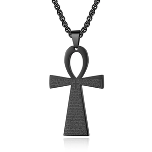 Gros plan sur le collier croix Ankh noire en acier inoxydable avec gravure du Notre Père