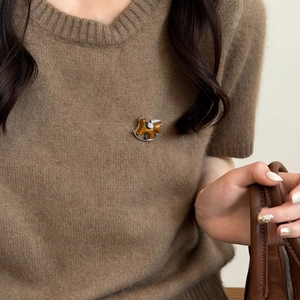 Retro Schaukelpferd Brosche mit Diamanten auf warmem Strickpullover Damen Modeschmuck