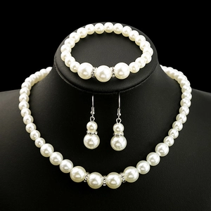 Parure de bijoux en perles blanches avec collier bracelet et boucles d'oreilles élégant
