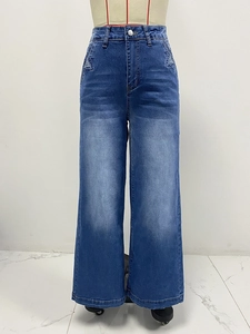 Détails du jean à taille haute et jambes larges avec effet délavé et coutures précises
