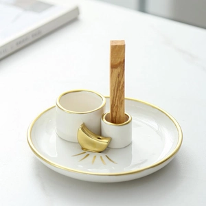 Weißer Keramik-Räucherkegelhalter mit Goldmond-Design für heiliges Palo Santo Holz