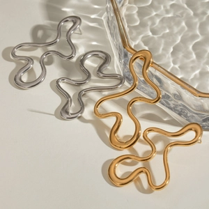 Pendientes geométricos minimalistas de ondas en oro y plata con efecto de espejo brillante