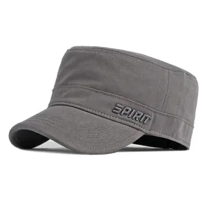 Berretto militare grigio in cotone con ricamo SPIRIT su sfondo bianco