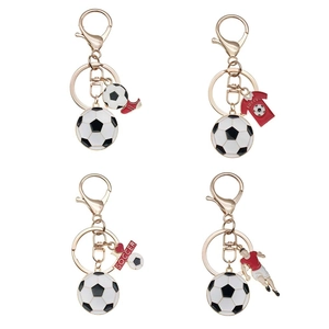 Fußball-Schlüsselanhänger-Set mit roten Schuhen und Trikots auf weißem Hintergrund