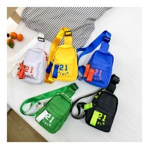 Détail de sacs de poitrine en nylon pour enfants en cinq couleurs avec lettrage 21 PLRLU