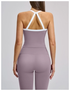 Détail de la découpe croisée au dos et des bretelles contrastées sur l'ensemble de yoga