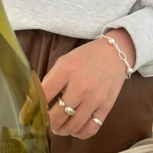 Minimalist 925 sterling silver beaded bracelet and ring set worn on a model's hand