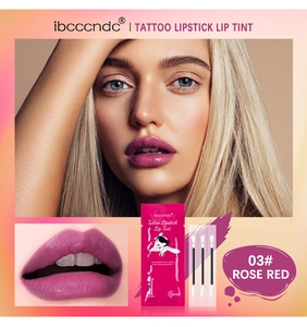 Dettaglio della tinta labbra Rose Red in cotton fioc con confezione e set da 3 applicatori