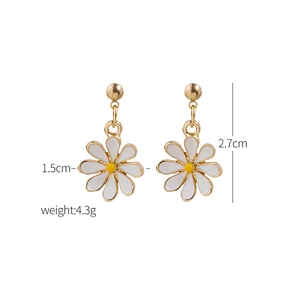Detail view of daisy earrings with dimensions 1.5cm by 2.7cm and 4.3g weight data