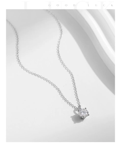 Dettaglio macro del ciondolo solitario moissanite 1ct su catena in argento sterling