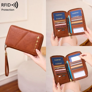 Dettaglio del portafoglio porta passaporto marrone con protezione RFID e scomparti carte